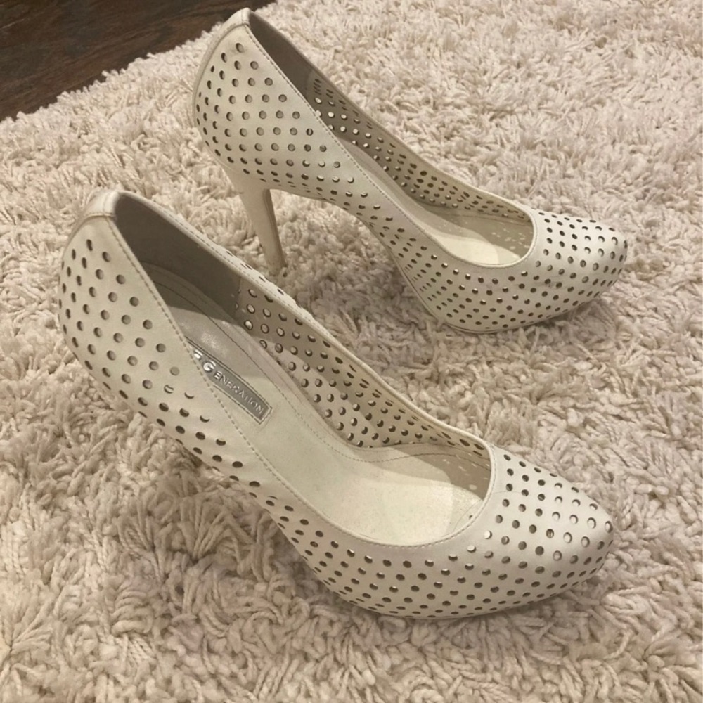 BCBGeneration Pumps White size 7